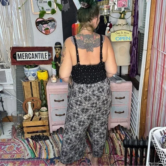 Torrid Black and White Floral Jumpsuit size 2X - Picture 3 of 12